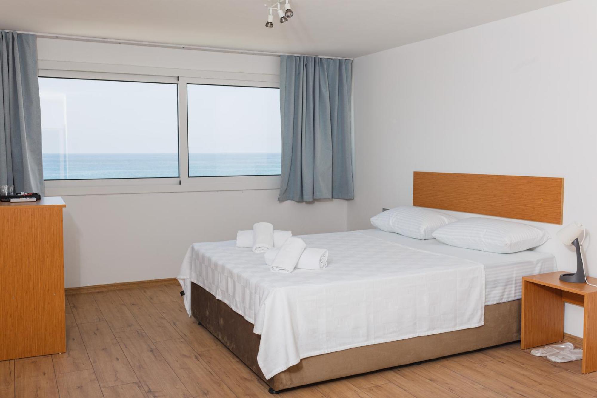 Отель Azure Bay Agia Varvara Экстерьер фото